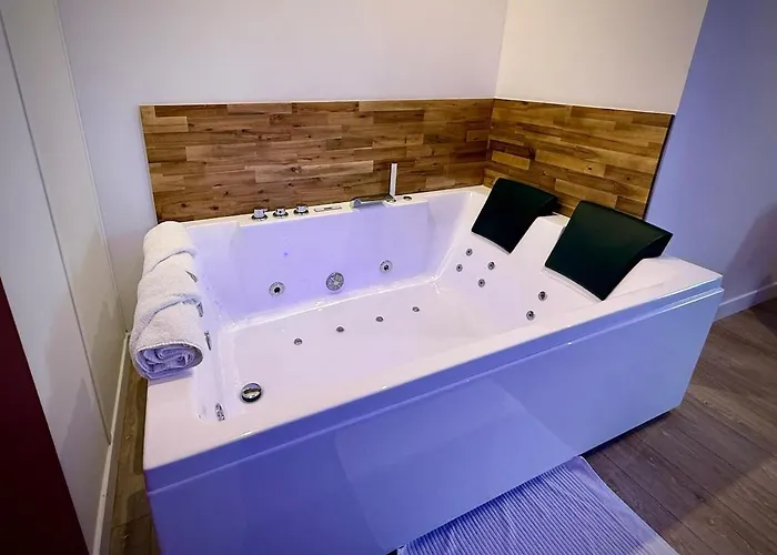 P01 Grand Proche Gare Cinema Jacuzzi Rdc Sur Cour Privative Apartment *